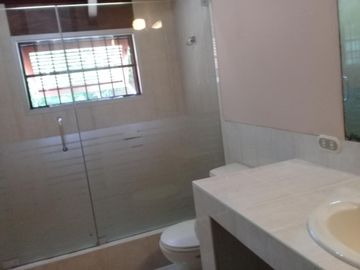 Terreno Plano. Ocasión, Amplia Casa