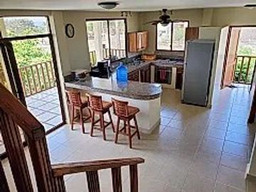 Puerto Cayo: Se Vende Casa Cerca del Mar en Puerto Cayo