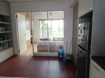 Apt Cosmopolis tipe 1BR full furnished Lantai 3, view pool