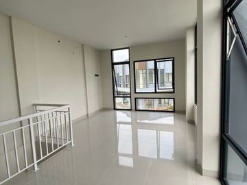 Disewakan Ruko 92 Avenix Hoek di BSD Dekat Universitas Atmajaya Baru Gress