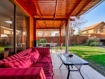 Hermosa y acogedora casa en venta dentro de condominio en Peñalolén.