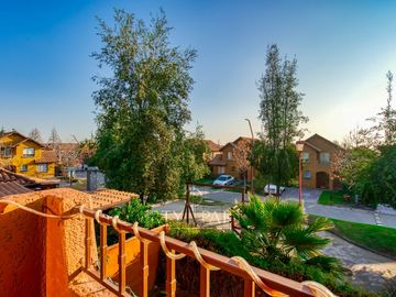 Hermosa y acogedora casa en venta dentro de condominio en Peñalolén.