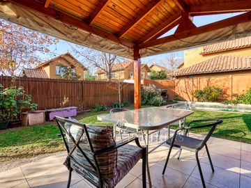 Hermosa y acogedora casa en venta dentro de condominio en Peñalolén.