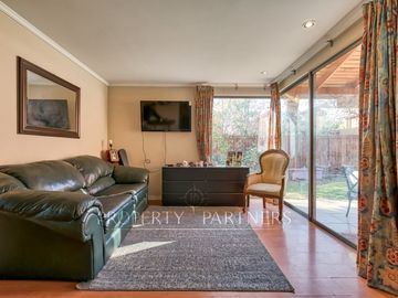 Hermosa y acogedora casa en venta dentro de condominio en Peñalolén.