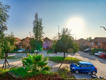Hermosa y acogedora casa en venta dentro de condominio en Peñalolén.