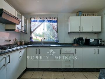 Hermosa y acogedora casa en venta dentro de condominio en Peñalolén.