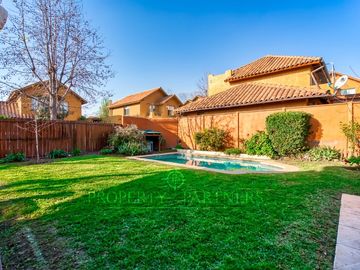Hermosa y acogedora casa en venta dentro de condominio en Peñalolén.