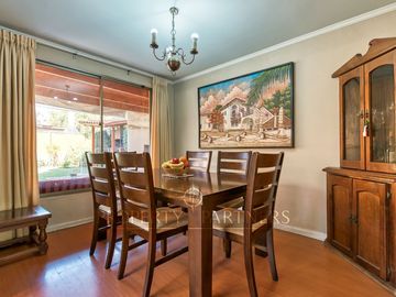 Hermosa y acogedora casa en venta dentro de condominio en Peñalolén.