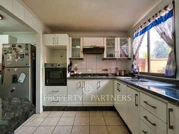 Hermosa y acogedora casa en venta dentro de condominio en Peñalolén.