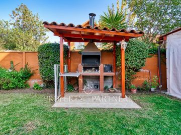 Hermosa y acogedora casa en venta dentro de condominio en Peñalolén.