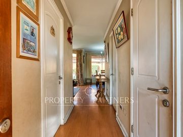 Hermosa y acogedora casa en venta dentro de condominio en Peñalolén.
