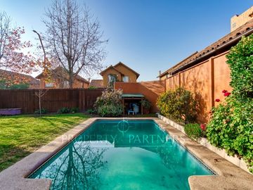 Hermosa y acogedora casa en venta dentro de condominio en Peñalolén.