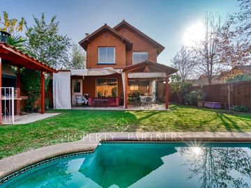 Hermosa y acogedora casa en venta dentro de condominio en Peñalolén.