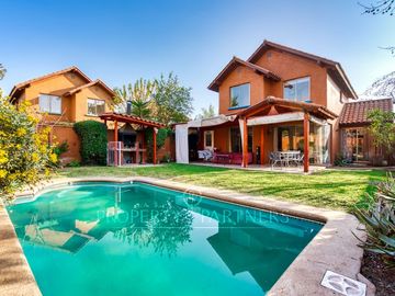 Hermosa y acogedora casa en venta dentro de condominio en Peñalolén.