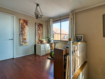 Hermosa y acogedora casa en venta dentro de condominio en Peñalolén.