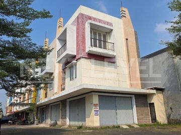Disewakan Ruko Hook 3 Lantai Harapan Indah Bekasi