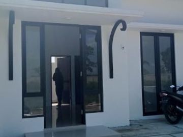 JUAL RUMAH CANTIK AKSES GAMPANG KOLAM RENANG