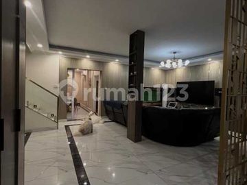 Rumah dengan Interior Mewah di Puri Mansion, Jakarta Barat