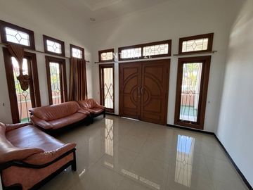 Rumah Mewah Semi Furnished 2 Lantai Di Taman Holis Indah Bandung