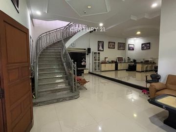 Rumah Mewah Semi Furnished 2 Lantai Di Taman Holis Indah Bandung