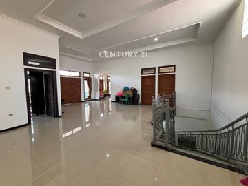 Rumah Mewah Semi Furnished 2 Lantai Di Taman Holis Indah Bandung