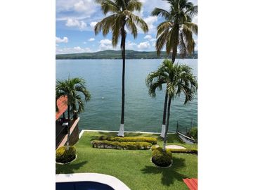 CASA EN VENTA A ORILLA DEL LAGO 