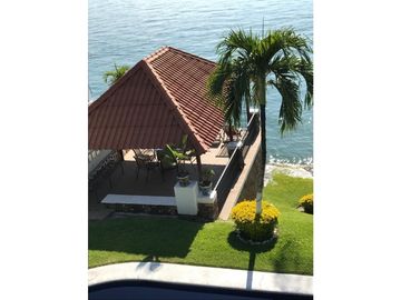 CASA EN VENTA A ORILLA DEL LAGO 