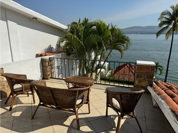 CASA EN VENTA A ORILLA DEL LAGO 