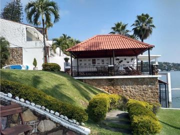 CASA EN VENTA A ORILLA DEL LAGO 