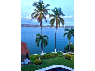 CASA EN VENTA A ORILLA DEL LAGO 