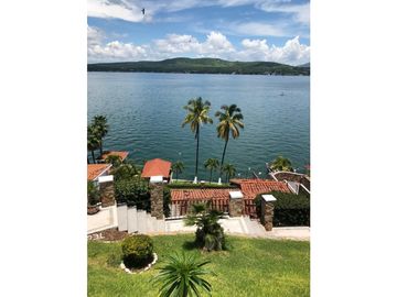 CASA EN VENTA A ORILLA DEL LAGO 