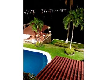 CASA EN VENTA A ORILLA DEL LAGO 