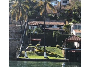 CASA EN VENTA A ORILLA DEL LAGO 