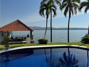 CASA EN VENTA A ORILLA DEL LAGO 