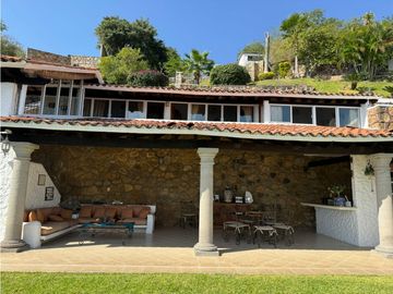CASA EN VENTA A ORILLA DEL LAGO 
