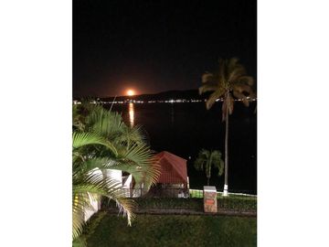 CASA EN VENTA A ORILLA DEL LAGO 