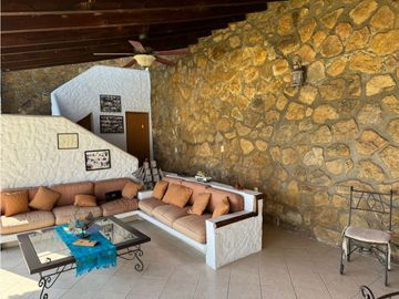 CASA EN VENTA A ORILLA DEL LAGO 