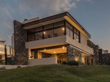 Casa con Roof Garden en Zibatá (276 Mts. M² Constr.)