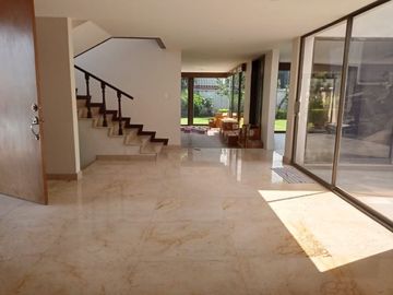 CASA EN VENTA EN TECAMACHALCO CALLE CON SEGURIDAD