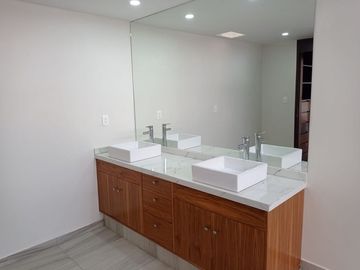 CASA EN VENTA EN TECAMACHALCO CALLE CON SEGURIDAD