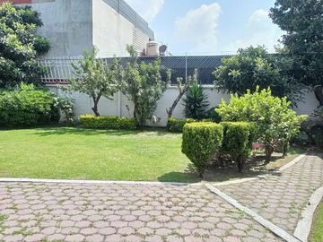 CASA EN VENTA EN TECAMACHALCO CALLE CON SEGURIDAD