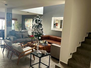 Excelente Casa en Venta en Miravalle