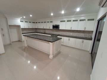 CASA EN PRIVADA PRADOS DE LA CONQUISTA