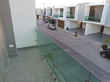 CASA EN PRIVADA PRADOS DE LA CONQUISTA