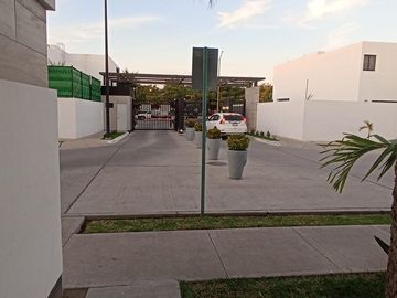 CASA EN PRIVADA PRADOS DE LA CONQUISTA