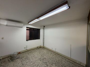 oficina en arriendo/venta en prados del norte. Cod A108390