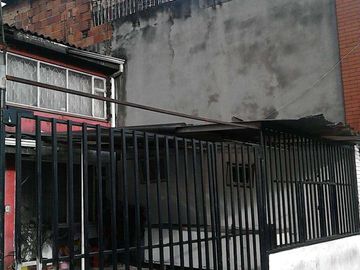 SE VENDE CASA ESQUINERA  BARRIO CARVAJAL LA LLANURA SOBRE AVENIDA PRINCIPAL PRIMERA  DE MAYO. CERCA A MAC DONALS