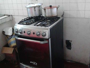 SE VENDE CASA ESQUINERA  BARRIO CARVAJAL LA LLANURA SOBRE AVENIDA PRINCIPAL PRIMERA  DE MAYO. CERCA A MAC DONALS