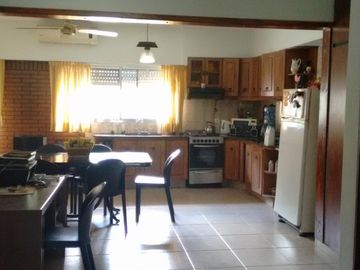 CASA EN LOTE PROPIO DE 4 AMBIENTES. SUP. 10 mts X 46 mts2.