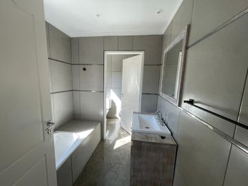 Venta Casa 5 ambientes,  San Isidro Labrador.